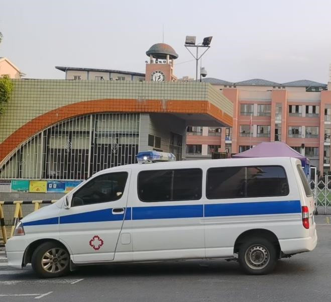 宁海救护车出租护送骨折病人一公里多少钱